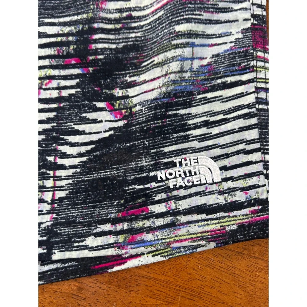 The North Face Shorts Mens Medium Black Abstract FlashDry Activewear Running